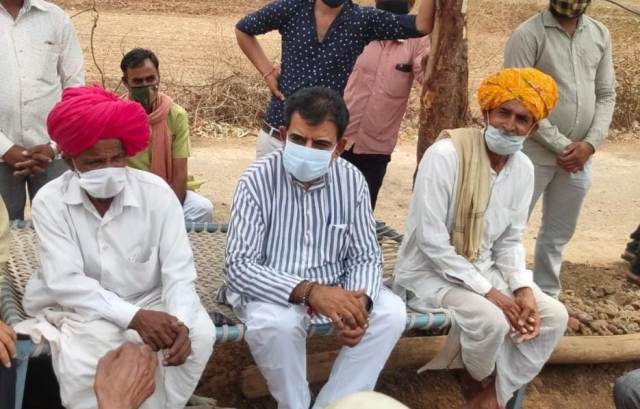 सांसद लालवानी ने गांवों में किया सैनिटाइजेशन, बच्चों को बांटे मास्क