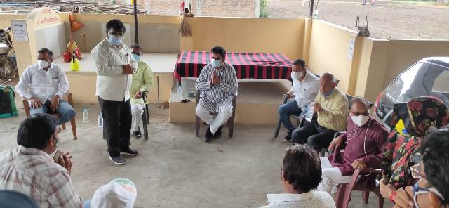 सांसद लालवानी ने गांवों में किया सैनिटाइजेशन, बच्चों को बांटे मास्क