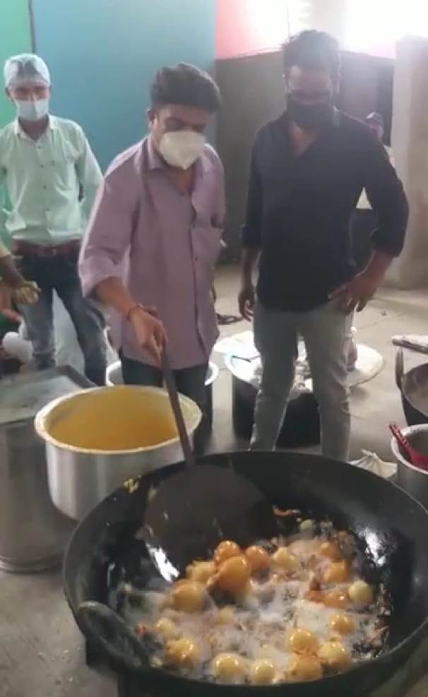 मजदूर दिवस पर श्रम आंदोलन ने इंदौर में तैनात सभी कर्मचारियों को कराया नाश्ता