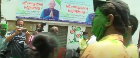 Bengal Results: जश्न में डूबे TMC कार्यकर्ता, ममता के घर के बाहर खेली होली