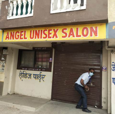 Indore News : प्रतिबंधित दुकान में भीड़ लगाने पर 2 दुकान सील