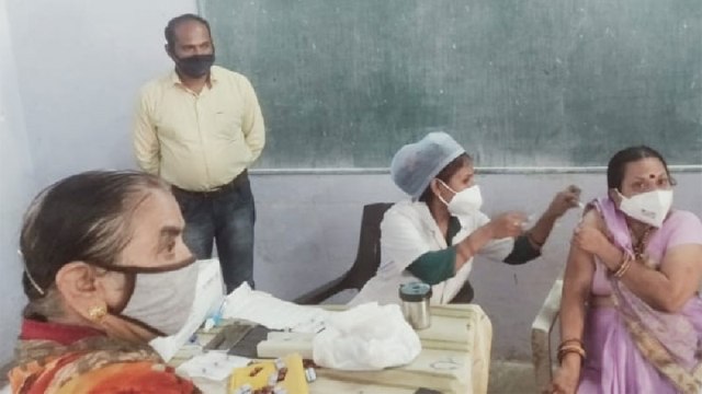 गांवों में घर-घर जाकर स्पेशल 'फीवर स्क्रीनिंग' जारी