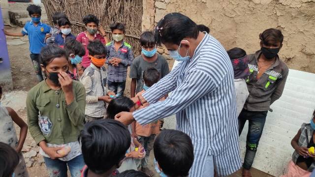 सांसद लालवानी ने गांवों में किया सैनिटाइजेशन, बच्चों को बांटे मास्क