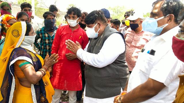 मालिखेड़ी पहुंचे उज्जैन सांसद ने खड़े रहकर लगवाया ग्रामीणों को टीका