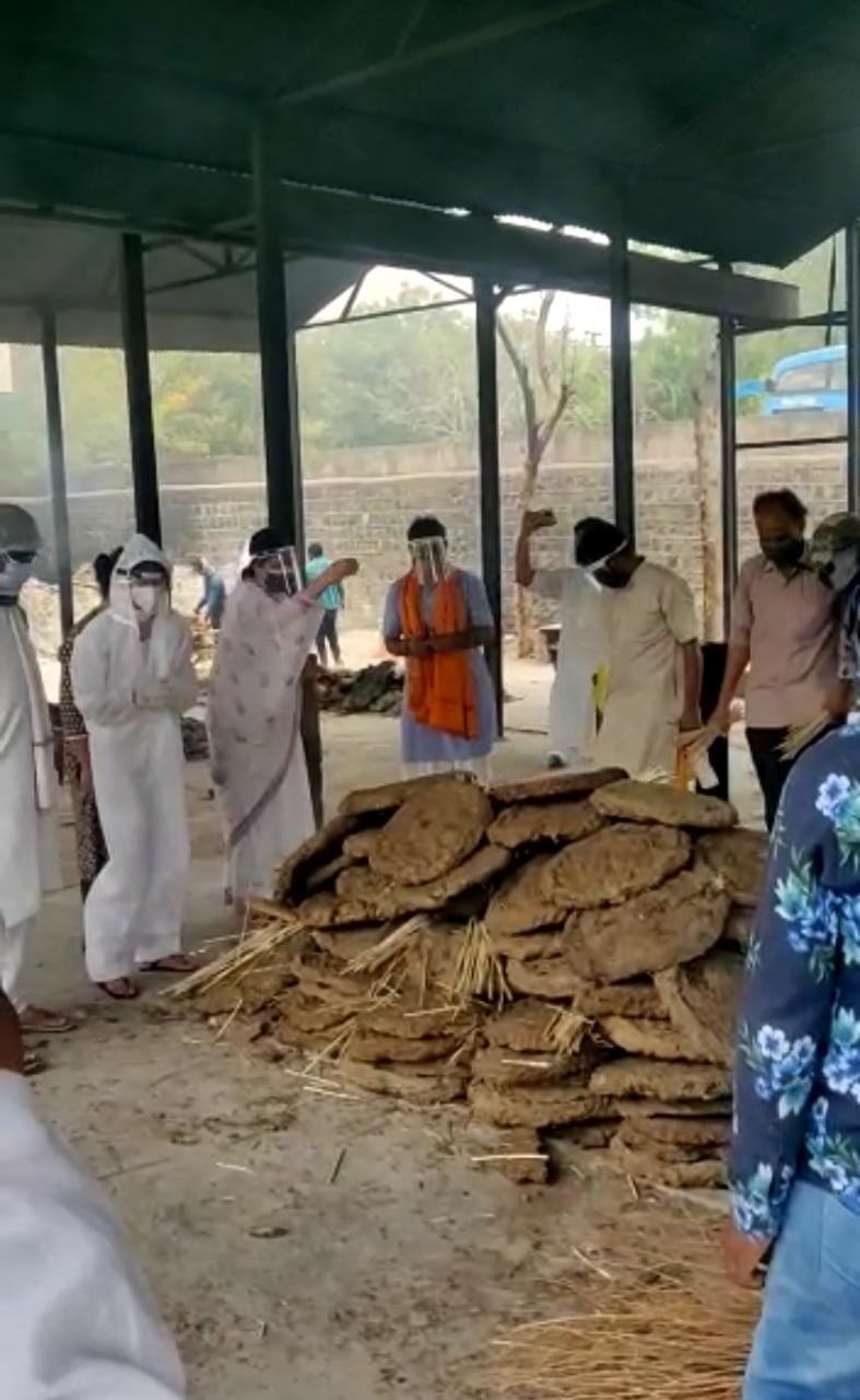 भय्यू महाराज की माँ कुमुदनी देशमुख का निधन, बहु ने दी उनकी चिता को अग्नि