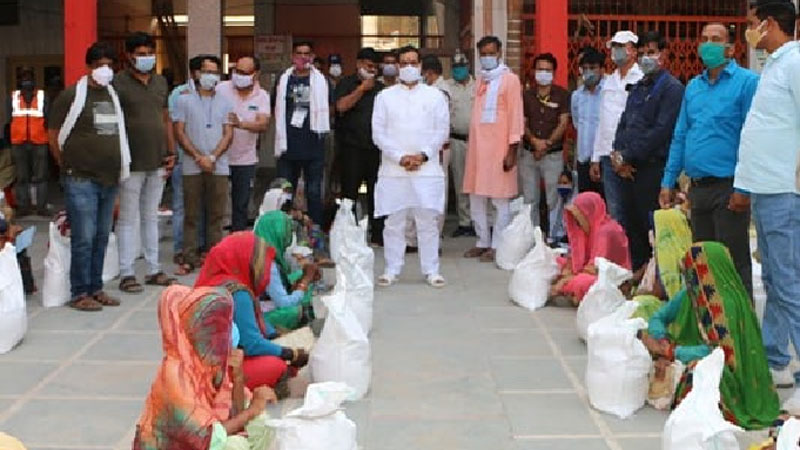 डॉ. मिश्रा ने दतिया में निःशुल्क खाद्य सामग्री वितरित की