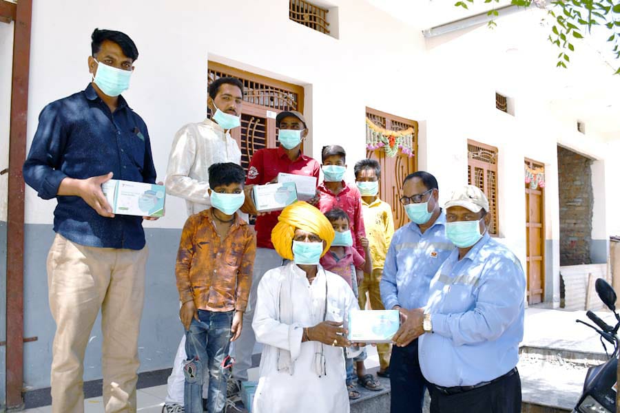 ग्रेसिम इंडस्ट्रीज़ और नानलियु एंटरप्राइज़ कम्पनी लिमिटेड, ताइवान ने नागदा में बांटे 50000 मास्क