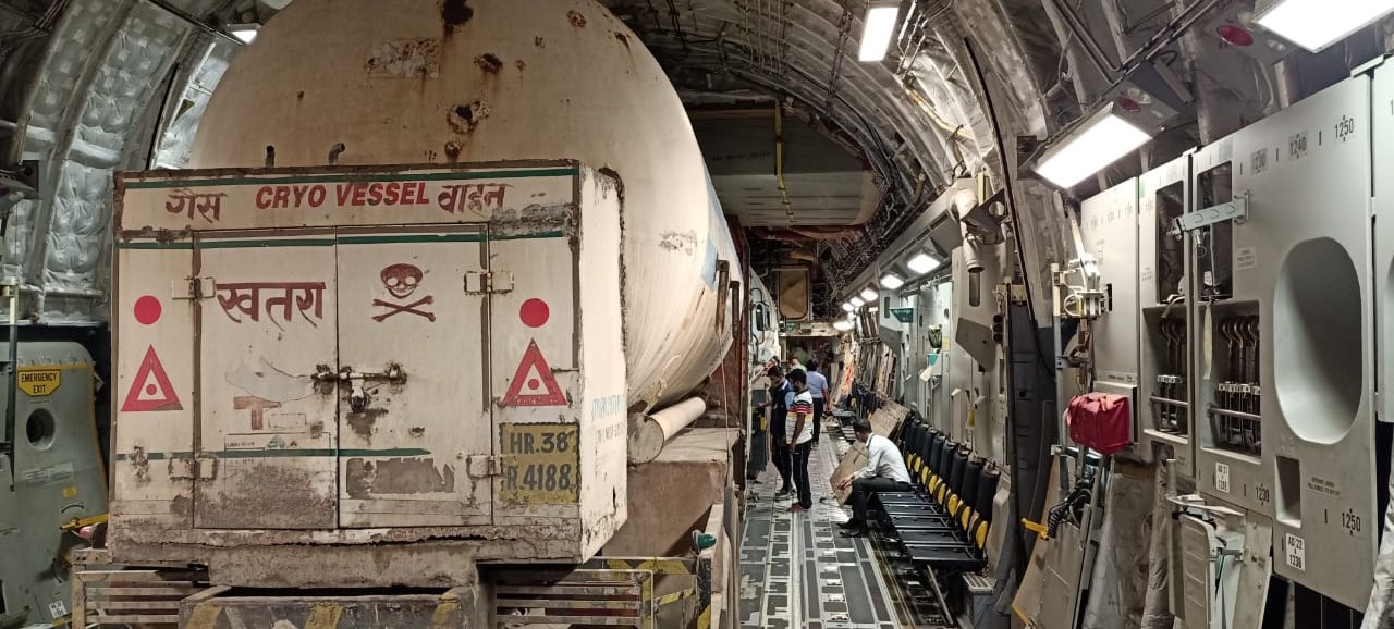 जारी है संकल्प की उड़ान, फिर प्राणवायु टैंकर लेकर उड़ा सेना का विमान