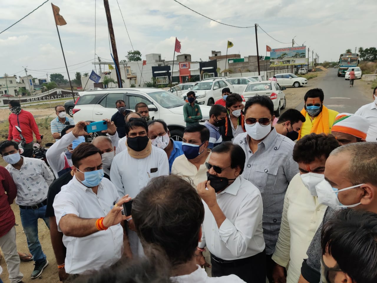 Indore News: कांग्रेस नेताओं का दल गांव में पहुंचा तो उजागर हो गई सच्चाई