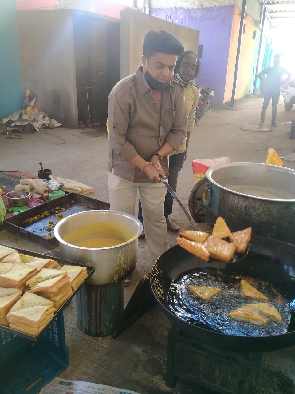 ऑटो रिक्शा चालकों की रसोई का आज पांचवा दिन, अपनी कमाई भरा हजारों जरूरतमंदों पेट