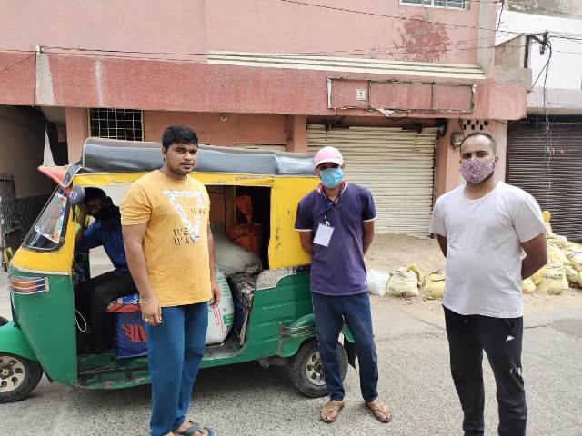 तीसरी लहर से बच्चों को बचाने की तैयारी शुरू, सदस्यों द्वारा बांटे गए आहार पैकेट