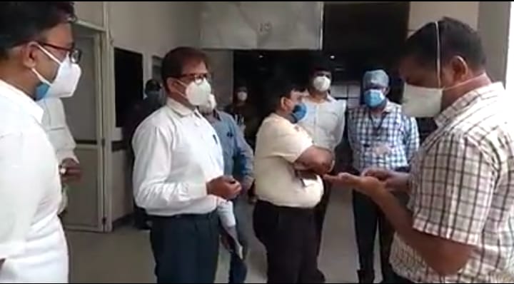 Ujjain News: कलेक्टर आशीष सिंह ने आज चरक हॉस्पिटल का दौरा किया