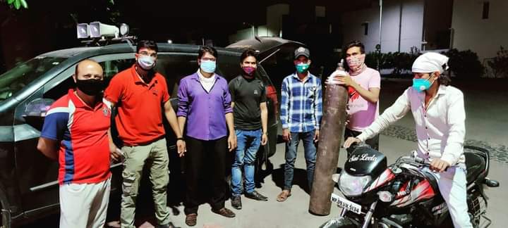 उत्साही नौजवानों की टीम प्रतिदिन 70 से अधिक गैस सिलेंडर बांटती है निशुल्क