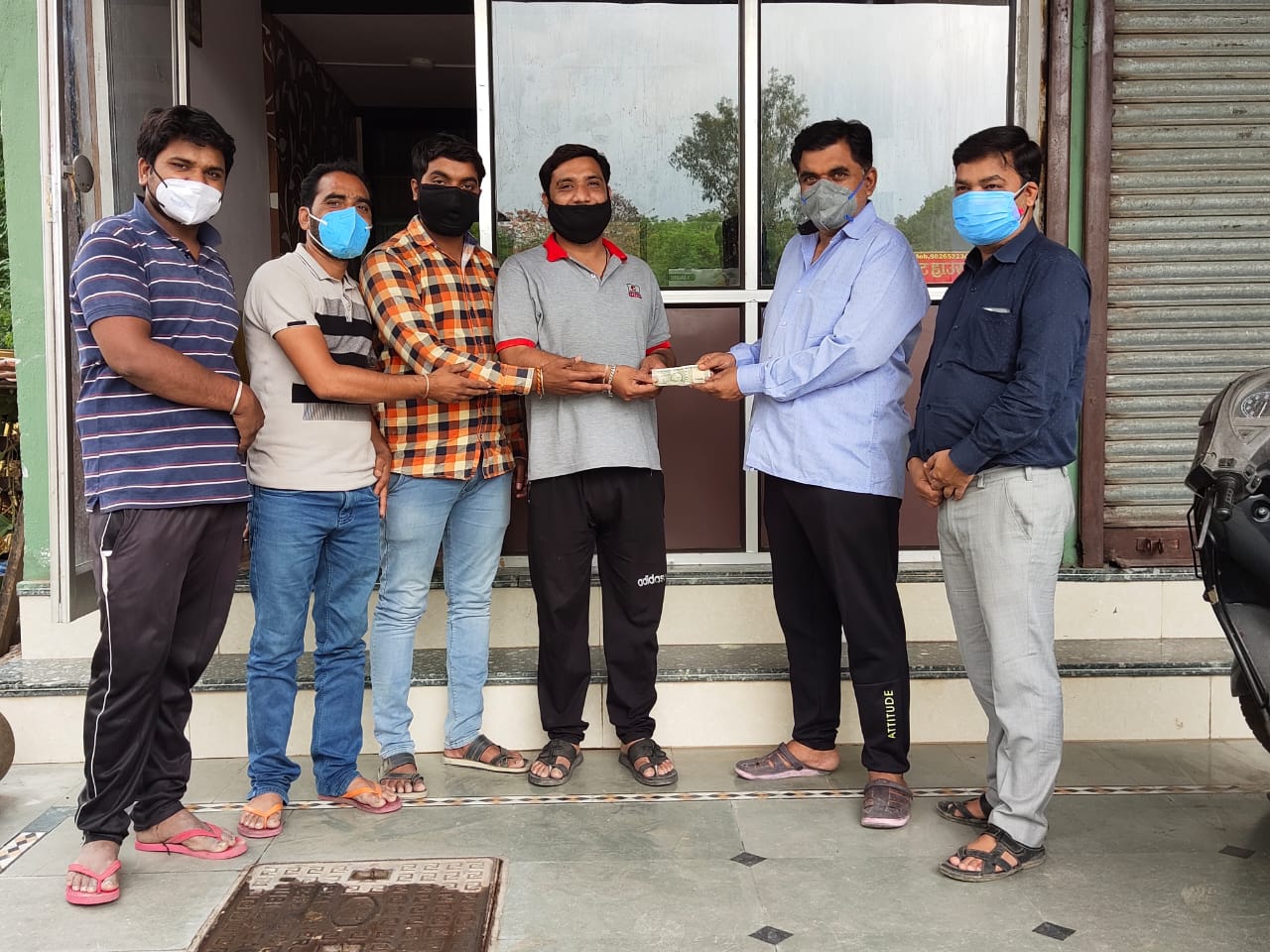 सारंगपुर के युवाओं की नई पहल, व्हाट्सएप ग्रुप के माध्यम से एकत्रित किए पैसे