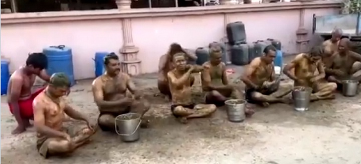 कोरोना से बचने के लिए गोबर से नहा रहे लोग, एक्ट्रेस ने दिया ऐसा रिएक्शन