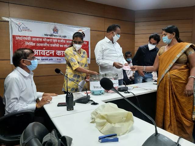 Indore News : ब्रिज निर्माण में बाधक झुग्गी बस्ती के व्यवस्थापन हेतु लॉटरी से बांटे आवास