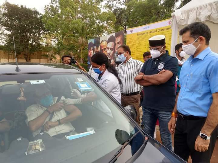 देश का पहला ड्राइव इन वैक्सीनेशन सेंटर भोपाल में शुरू