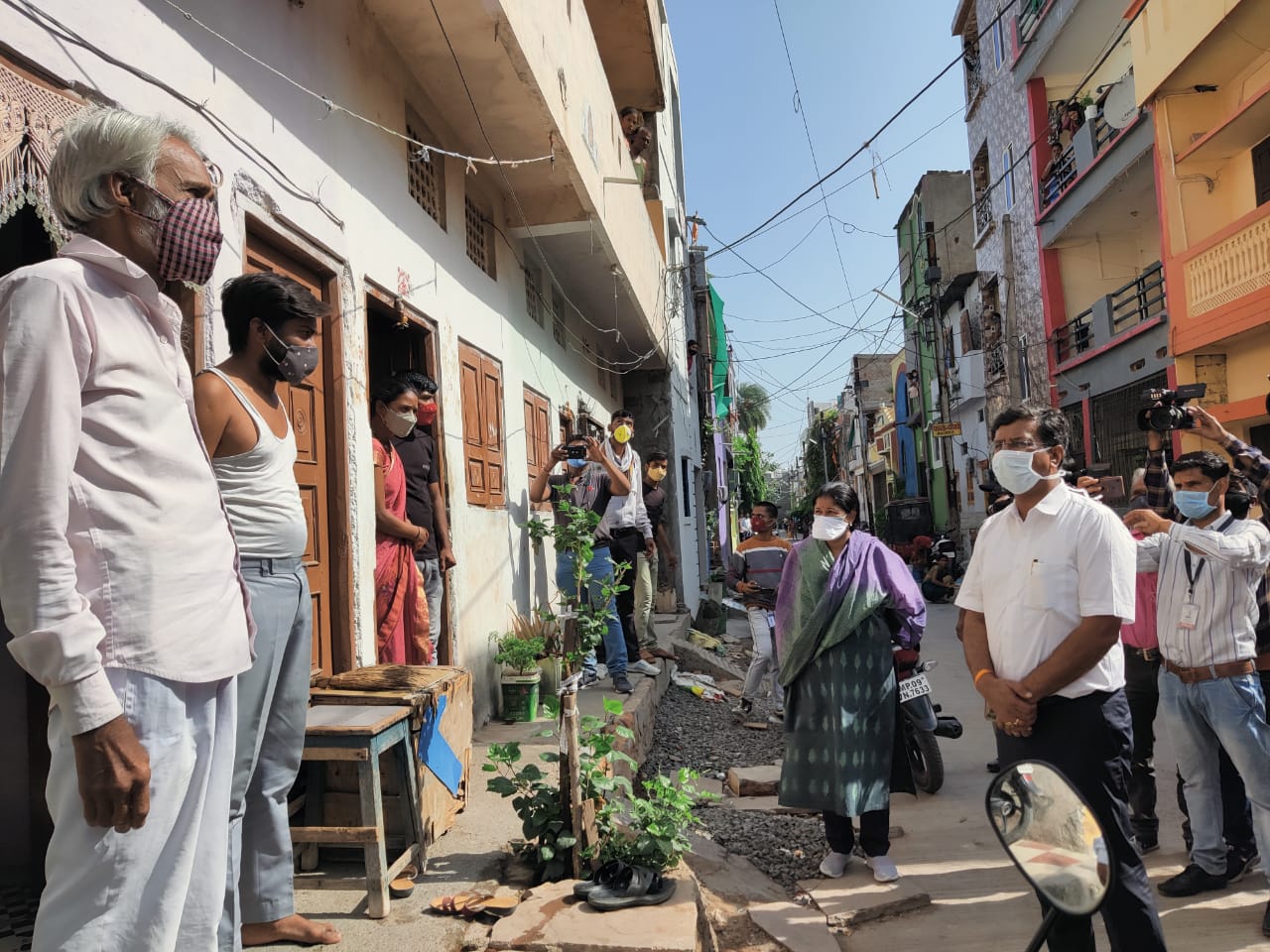 कलेक्टर को घर के बाहर खड़े देख हैरत में पड़े लोग