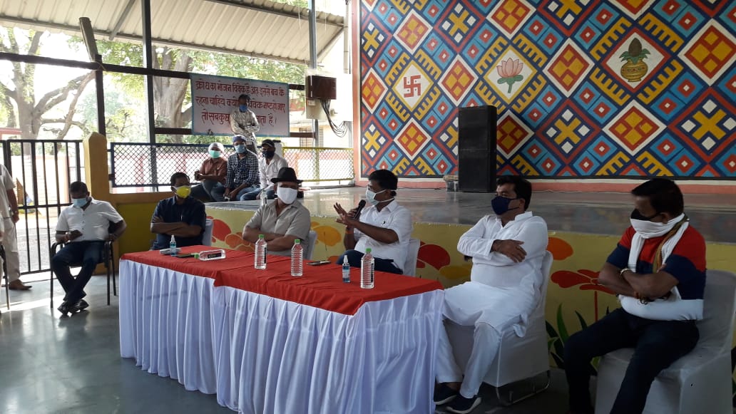 Indore News: कलेक्टर द्वारा कैंटोंमेंट क्षेत्र का निरीक्षण, वार्ड स्तरीय संकट प्रबंधन समूह के साथ की बैठक