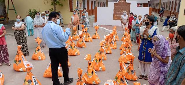 Indore News : सांसद ने निराश्रितों को बांटा राशन व वृद्धों से कुशल क्षेम पूछी
