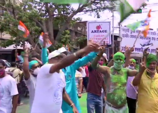 Bengal Results: जश्न में डूबे TMC कार्यकर्ता, ममता के घर के बाहर खेली होली