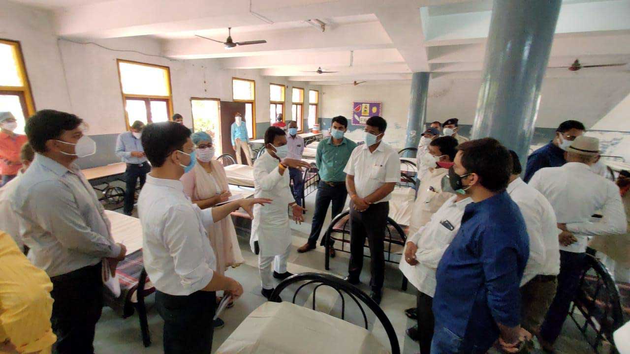 INDORE NEWS:जिले का दूसरा सबसे बड़ा सर्वसुविधा युक्त कोविड केयर सेंटर मांगलिया में स्थापित जलसंसाधन मंत्री श्री सिलावट अधिकारियो के साथ निरीक्षण किया