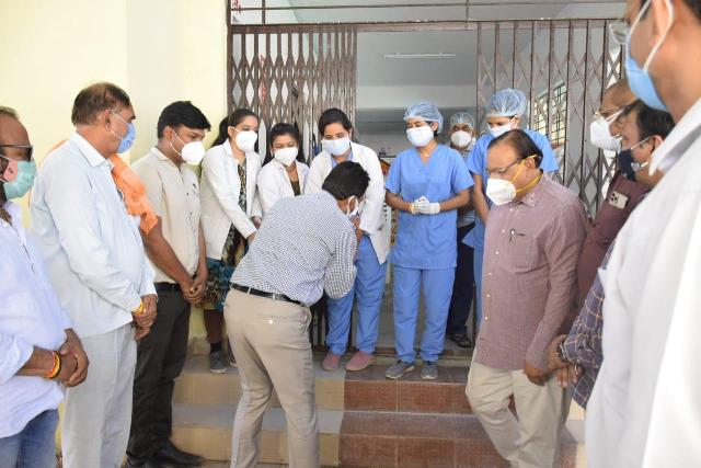 अंतरराष्ट्रीय नर्स दिवस पर मंत्री सिलावट ने छुएं नर्सों के पैर