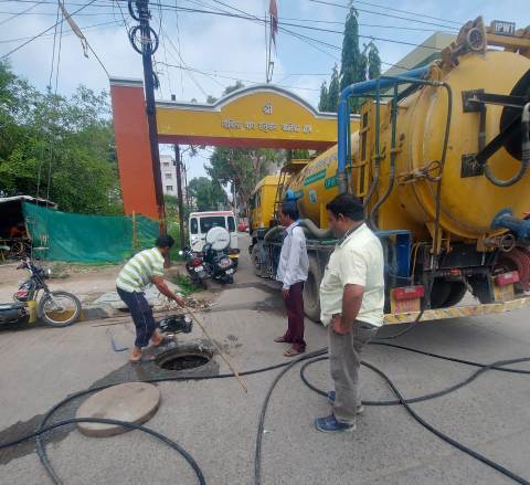 आयुक्त के निर्देश पर स्टाॅम वाॅटर लाईन, सीवरेज लाईन व चेम्बर सफाई का कार्य जारी