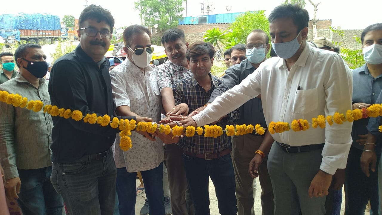 नेमावर रोड पर वैक्सीनेशन सेंटर का हुआ शुभारंभ, कई लोगों के लगवाए टीके