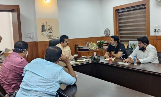 Indore News : लालवानी के पास पहुंचे कांग्रेस विधायक उनको चाय पिलाई, नाश्ता कराया