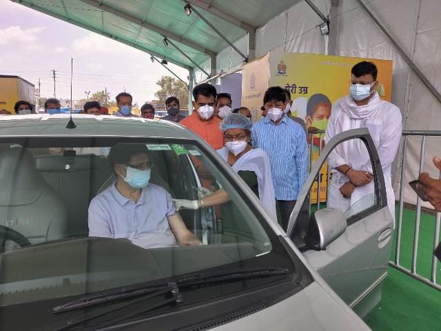 Indore News : मंत्रीगणों की मौजूदगी में हुआ ड्राईव इन वैक्सीनेशन सेंटर का शुभारंभ