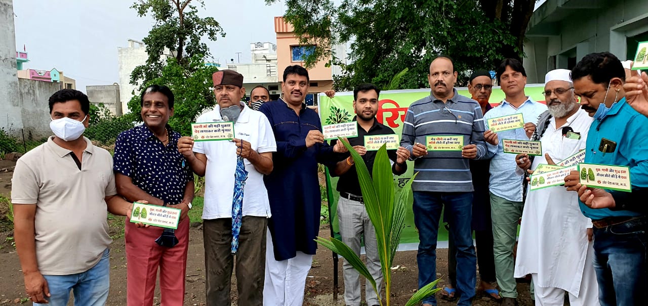 कब्रिस्तान में मरहुमों की याद में रोपें सैकडों पौधे