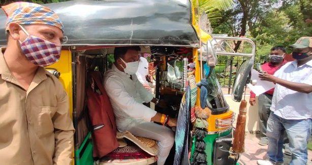 Indore News : जब ऑटो की ड्राइविंग सीट पर बैठे मंत्री सिलावट