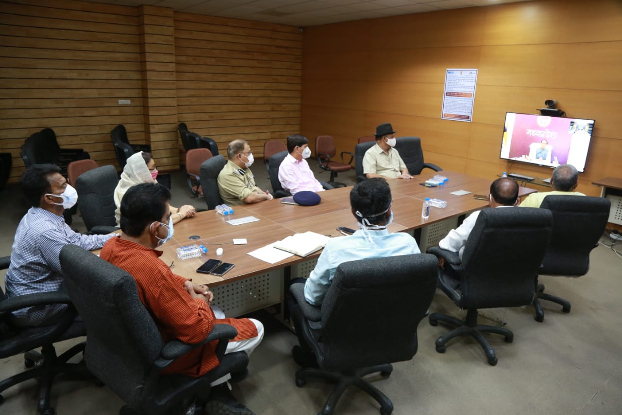 मुख्यमंत्री चौहान ने जिला स्तरीय क्राइसिस मैनेजमेंट कमेटियों से किया संवाद