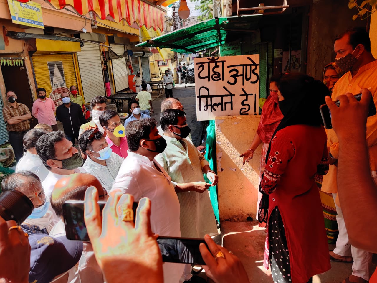 विनय बाकलीवाल एवं संजय शुक्ला ने गिरफ्तार ठेले वालो के परिजन से मुलाकात की