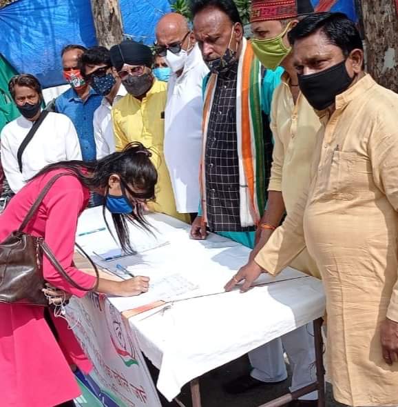 जब दारू की दुकान रात 11:30 बजे तक खुली रह सकती है तो बाकी दुकाने क्यो नही खुल सकती ? 