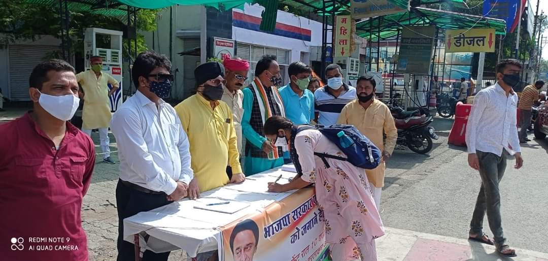 जब दारू की दुकान रात 11:30 बजे तक खुली रह सकती है तो बाकी दुकाने क्यो नही खुल सकती ? 