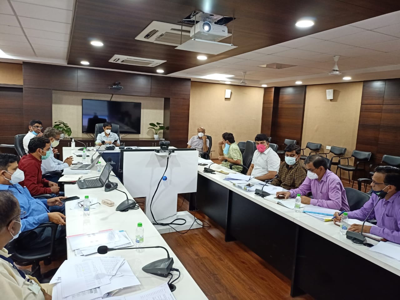 Indore News : बिजली बकायादारों से सतत संपर्क कर राजस्व संग्रहित करें