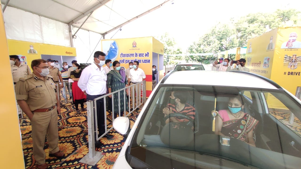 Indore news : कलेक्टर मनीष सिंह ने किया तेजाजी नगर के ड्राइव इन वैक्सीनेशन केन्द्र का निरीक्षण