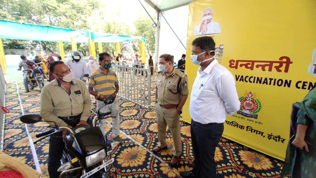 Indore news : कलेक्टर मनीष सिंह ने किया तेजाजी नगर के ड्राइव इन वैक्सीनेशन केन्द्र का निरीक्षण