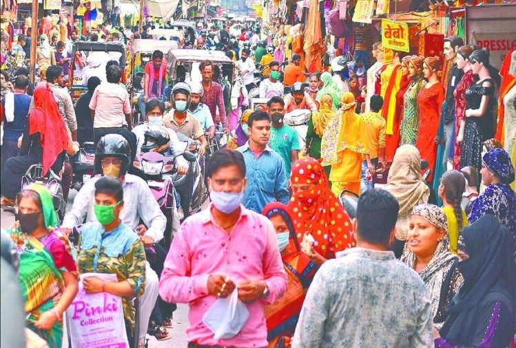 Indore News: कोरोना को मजाक समझ रहे लोग, खौफ के बीच बाजारों में उमड़ रही भीड़