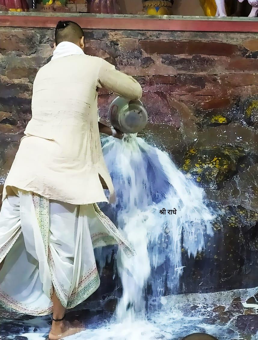 गिरिराज बाबा लाइव दर्शन