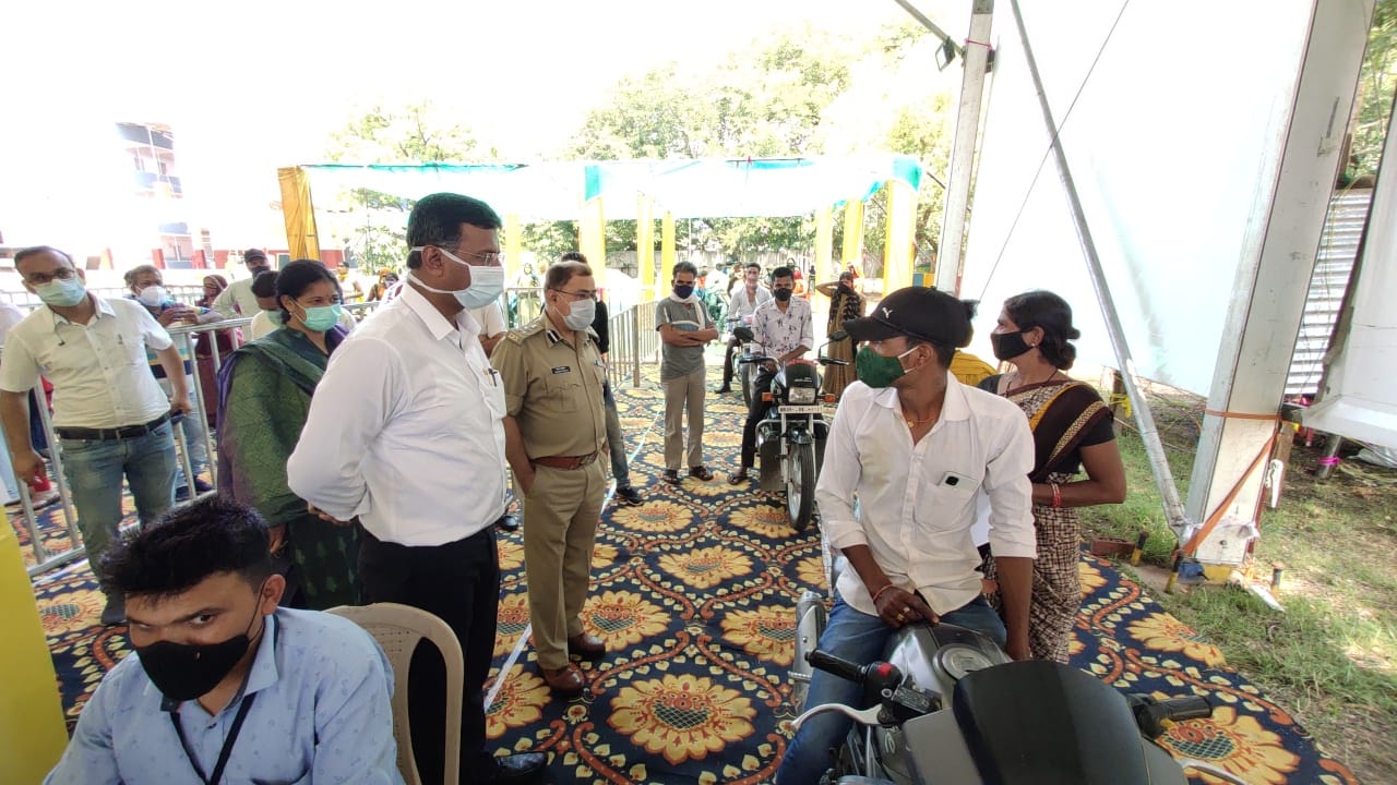 Indore news : कलेक्टर मनीष सिंह ने किया तेजाजी नगर के ड्राइव इन वैक्सीनेशन केन्द्र का निरीक्षण