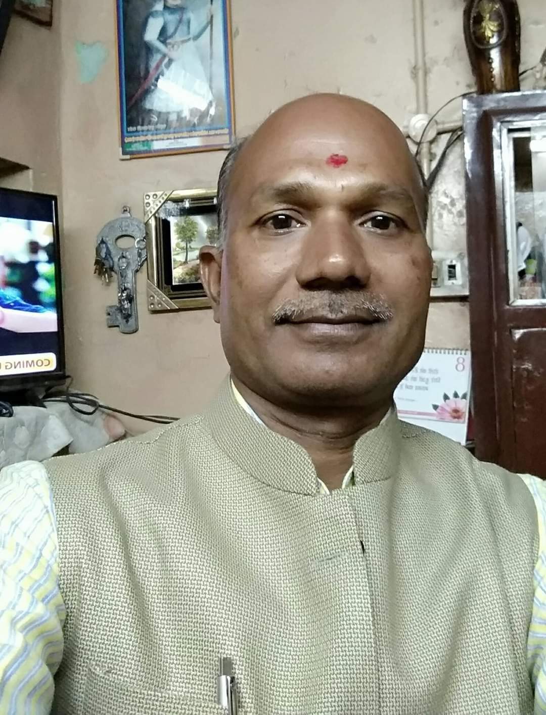 राजनीति और समाजसेवा परस्पर विपरीत भाव है।