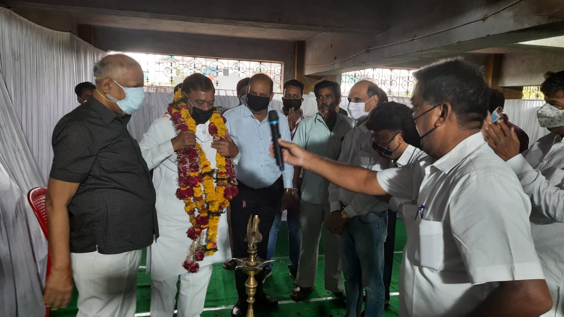पूर्व विधायक गोपी कृष्ण नेमा ने आज वार्ड क्रमांक 69 मैं वैक्सीनेशन सेंटर एवं भगत सिंह मंडल के योग केंद्र का उद्घाटन किया