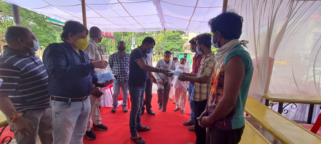 प्रभारी मंत्री, विधायक की उपस्थिति में शहर के मजदूर चौक पर मजदूरो का वेक्सीनेशन
