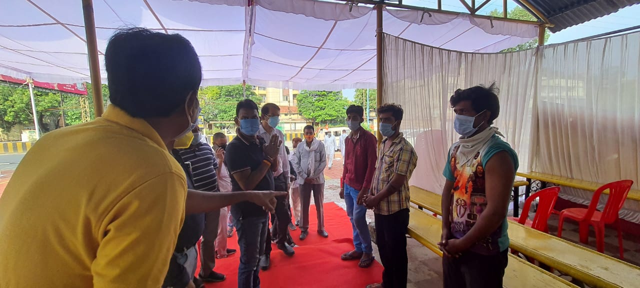 प्रभारी मंत्री, विधायक की उपस्थिति में शहर के मजदूर चौक पर मजदूरो का वेक्सीनेशन
