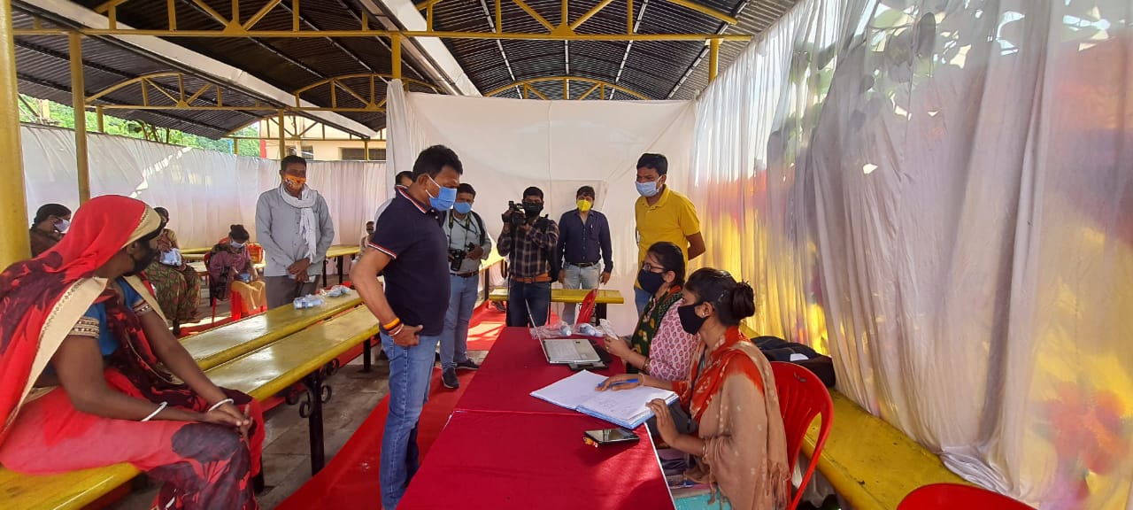 मजदूर चौक पर मजदूरो को 3 हजार से अधिक भोजन पैकेट वितरित