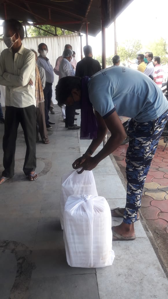 मजदूर चौक पर मजदूरो को 3 हजार से अधिक भोजन पैकेट वितरित