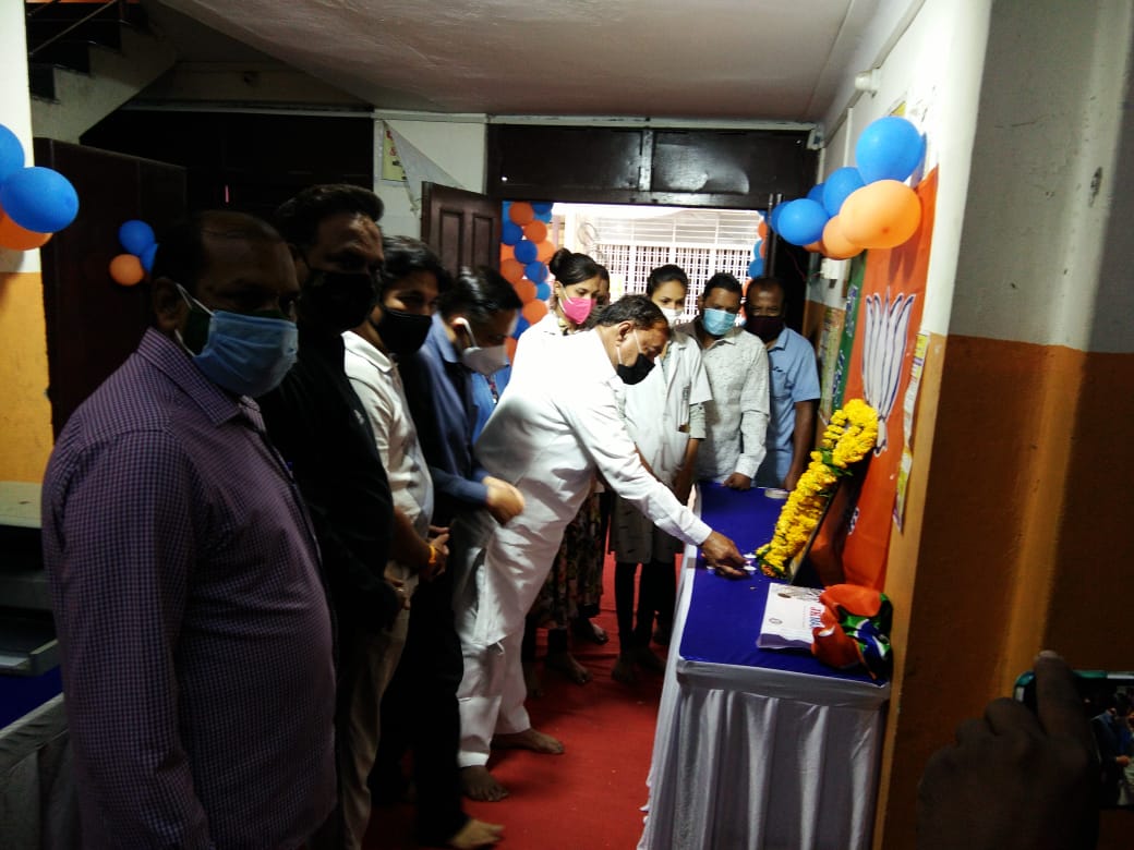 पूर्व विधायक गोपी कृष्ण नेमा ने आज वार्ड क्रमांक 69 मैं वैक्सीनेशन सेंटर एवं भगत सिंह मंडल के योग केंद्र का उद्घाटन किया